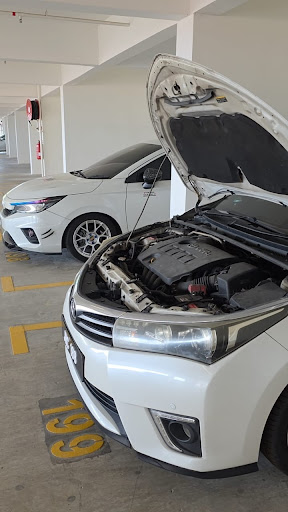 Car battery delivery service runner